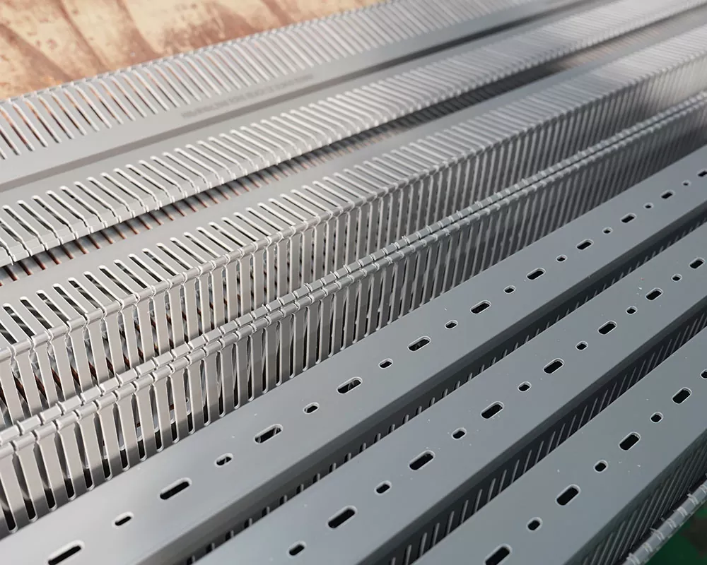 Qual é a faixa de resistência à temperatura da bandeja de cabos ignífuga de PVC dentro do armário de distribuição?